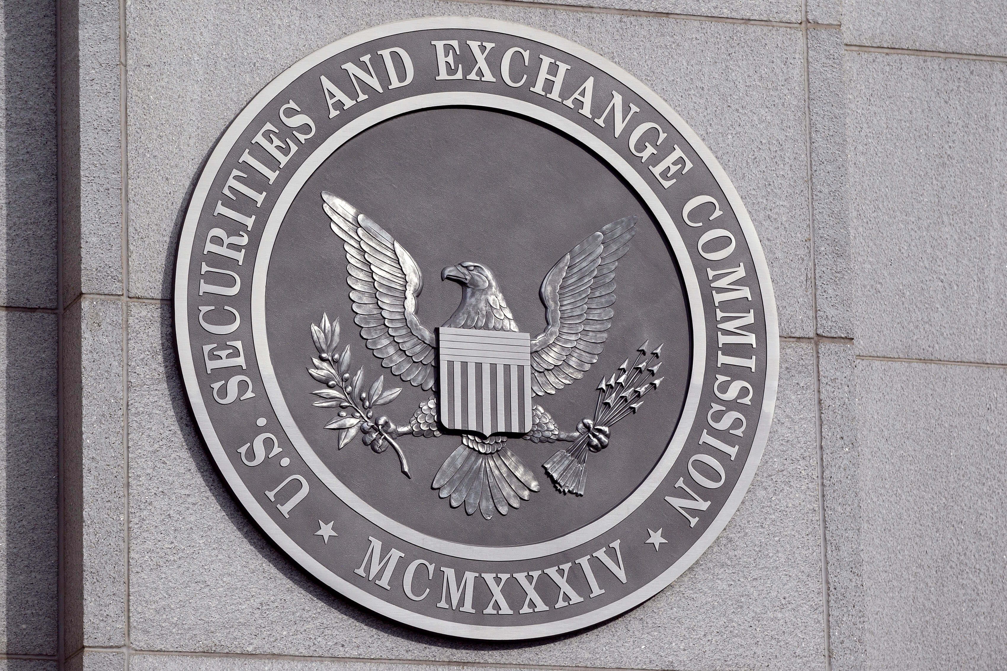 Комиссия по ценным бумагам и биржам США приостановила торги акциями