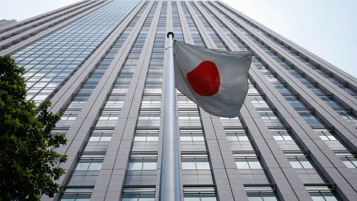 Две японские биржи прекращают работу